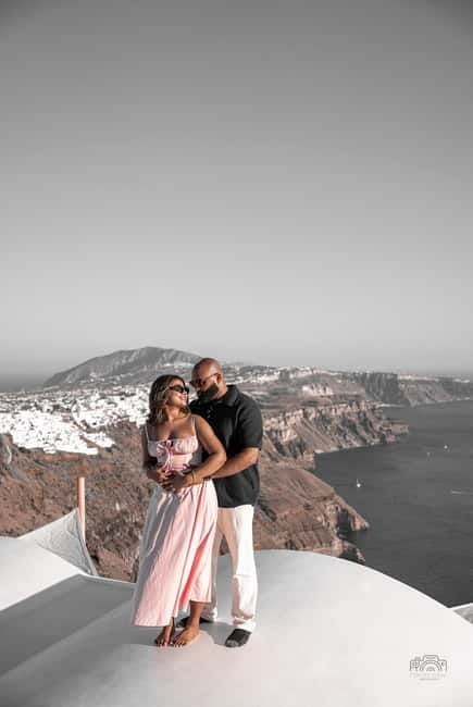 Santorini: Oia Private Couple Photoshoot with 35 Photos - What you get after the shoot: 35 edited photos delivered digitally