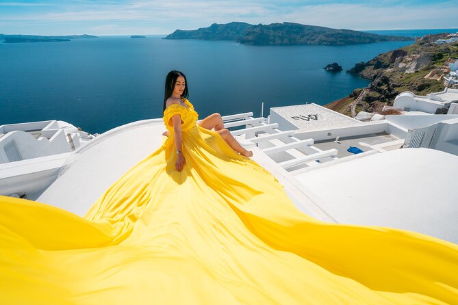 Santorini Oia: Private Flying Dress Photoshoot - Meeting point in Oia: where you start, and how to not lose time