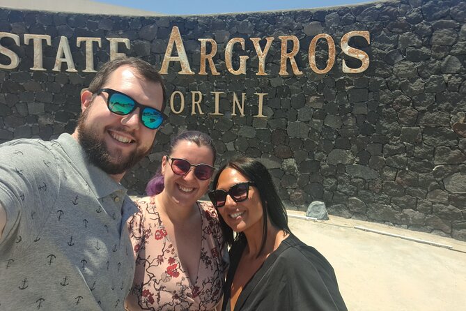 Santorini Private 5-Hour Tour with Local Guide & Sunset in Oia - The meeting point and pickup flow (including cruise ships)