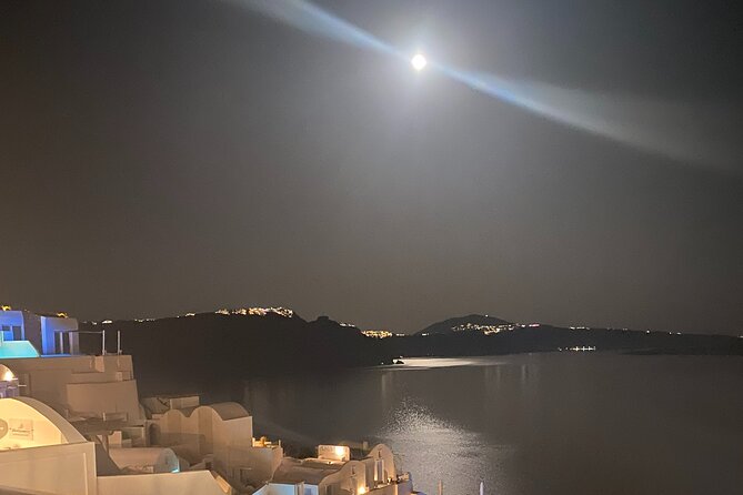 Santorini Private HIGHLIGHTS TOUR - Perivolos Black Beach: Long Sands and Beach Bar Energy