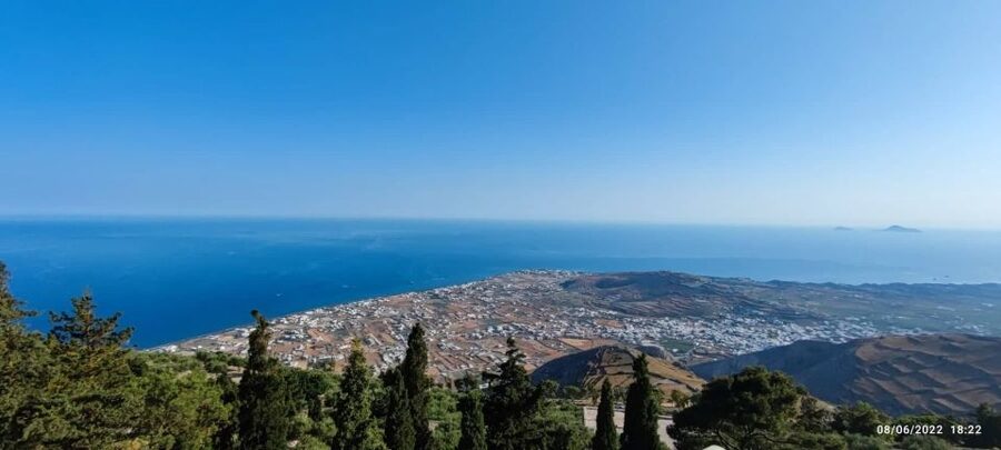 Santorini: Private Sunset Tour with Picnic & Transfer - The picnic setup: snacks, unlimited wine, and thoughtful extras