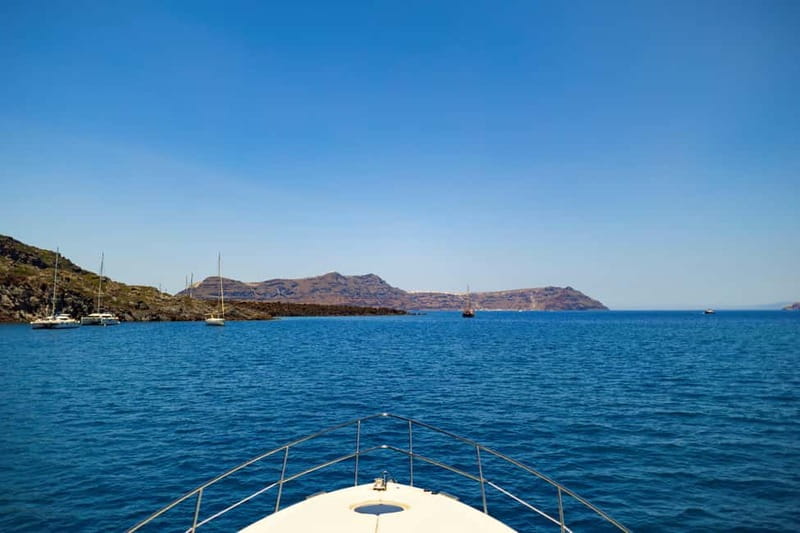 Santorini: Private Yacht Experience of Timeless Elegance - Azimut 42 flybridge in Santorini: why this format feels right