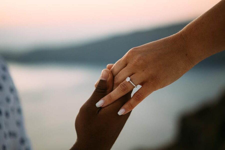 Santorini Proposal: A Luxury Photoshoot for Your Yes! Moment - Where you meet in Oia and how the session starts