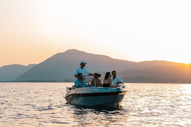 Santorini Rent a Boat - License free private cruise - Volcano and nearby islands: seeing the caldera from sea level