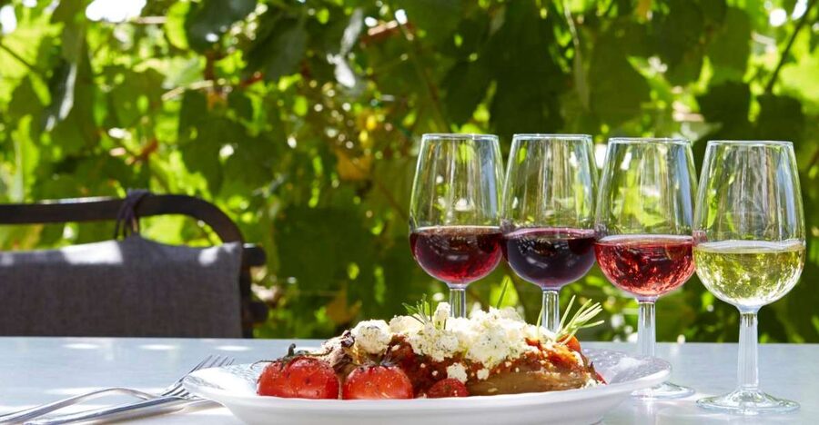 Santorini Small-Group Tour with Wine Tasting & Food Pairing - Why a 7-Person Santorini loop feels easier than DIY