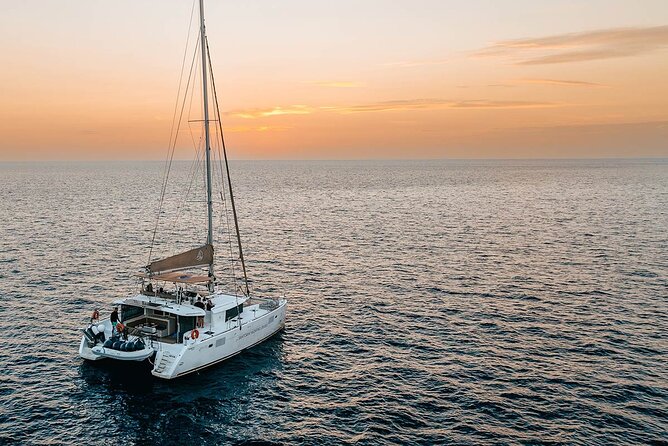 Santorini Sunset Sailing Cruise: Dinner, BBQ, Open Bar, Transfers - Open bar and onboard dinner: how to enjoy without losing the sunset