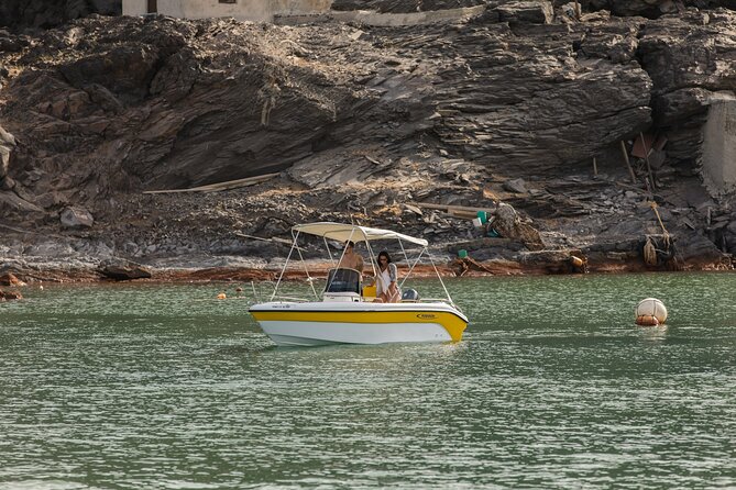 Self-Drive License-Free Boat Rental in Santorini from Vlichada - Safety briefing and onboard gear that keep it from feeling risky